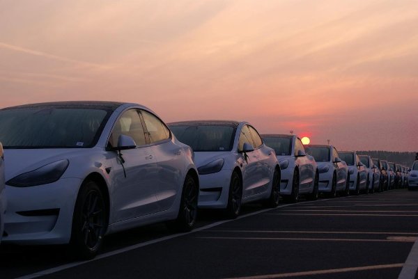 auta Tesla na drodzo podczas zachodu słońca