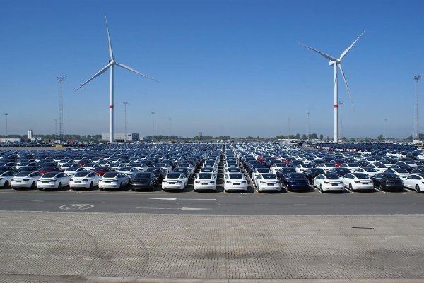 Samochody Tesla na parkingu fabrycznym